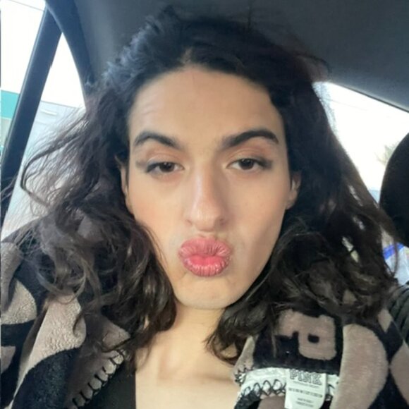 Meet your Posher, Queen - Picture 3 of 9